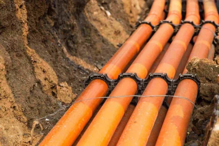 تمديد الكابلات وتركيب معدات الجهد المتوسط والمنخفض